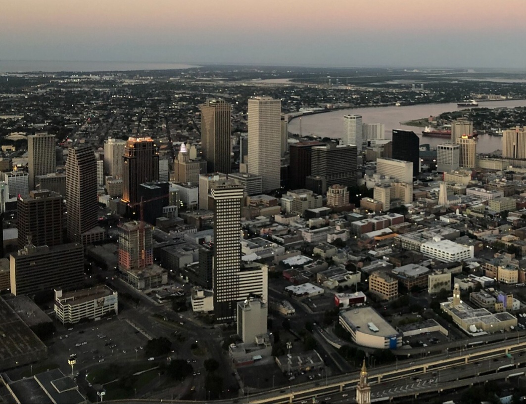 Cerca de 70% da cidade está entre 1,5 e 6 metros abaixo do nível do mar, tornando-a vulnerável a inundações e furacões, protegida por sistemas de diques e bombas.
