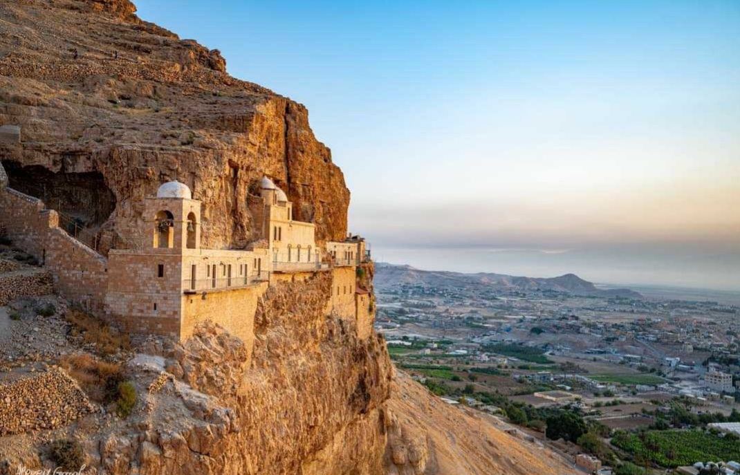 Localizada a 258 metros abaixo do nível do mar, é uma das cidades mais antigas continuamente habitadas do mundo.
