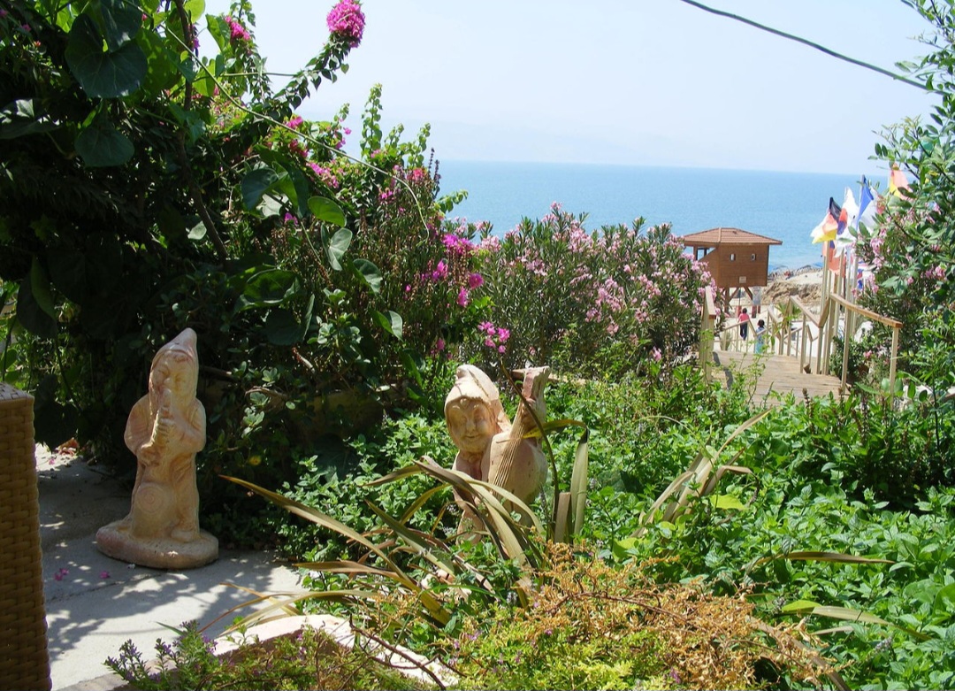 Mesmo que os resorts do Mar Morto estejam na borda de um corpo de água, eles estão abaixo dessa referência. Por sinal, o Mar Morto não é mar. Apesar do nome, é um lago salgado. 