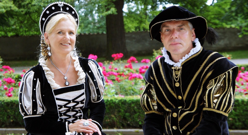Além da beleza arquitetônica, ?eský Krumlov oferece uma rica agenda cultural. Durante o verão, festivais medievais, concertos e apresentações de teatro ao ar livre tomam conta das praças e pátios históricos.