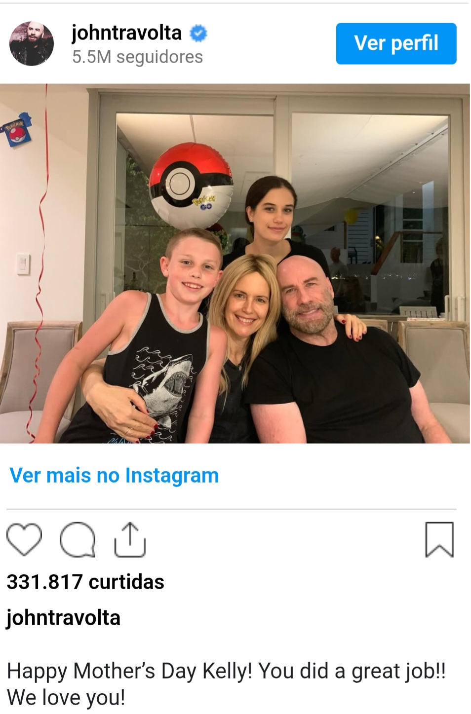 Travolta, inclusive, homenageou a mulher no Dia das Mães.  Ele postou foto com ela e os filhos e escreveu: " Feliz Dia das Mães, Kelly! Você fez um ótimo trabalho!! Nós te amamos!".