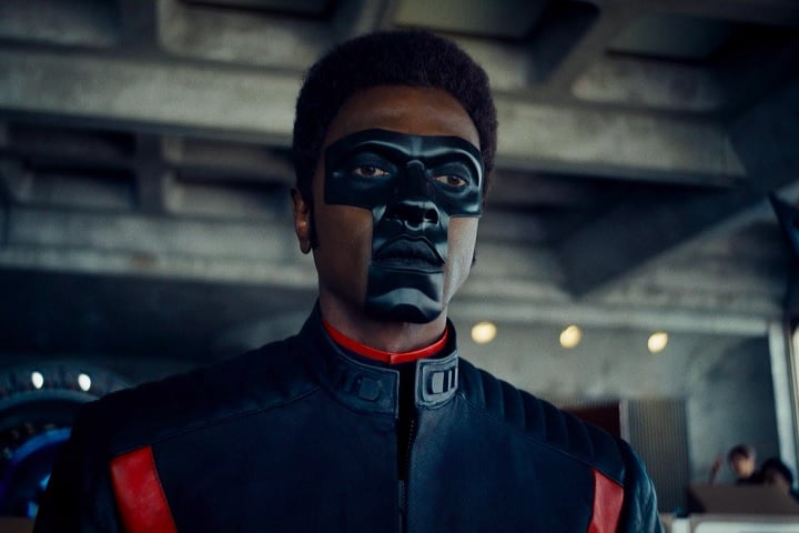 No novo filme de Superman, ele é vivido por Edi Gathegi, ator conhecido por participações em séries como "For All Mankind", da Apple TV+,  e filmes da saga "Crepúsculo" nos cinemas.