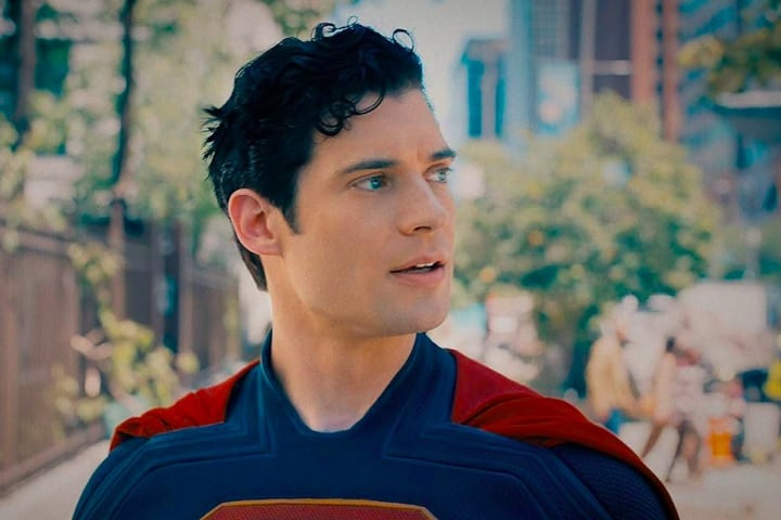 Na trama de "Superman", o herói embarca em uma jornada para reconciliar sua herança kryptoniana com sua criação humana.