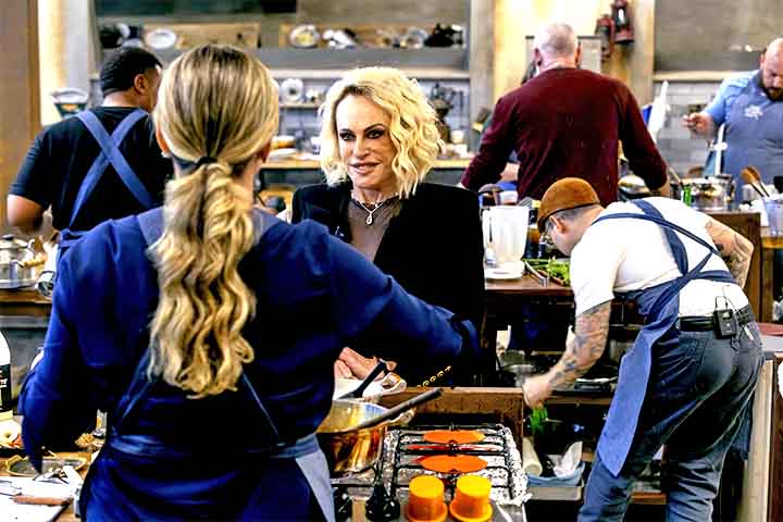 O cenário é formado por uma grande torre de cozinhas. A do topo tem um estilo industrial e todos os utensílios, eletrodomésticos e ferramentas. A do meio, por sua vez, tem equipamentos intermediários, enquanto a do porão é mais precária e com menos recursos.