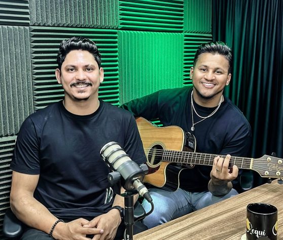 Dupla sertaneja Felipe e Matheus viralizou em 2024 ao fazer show sem plateia