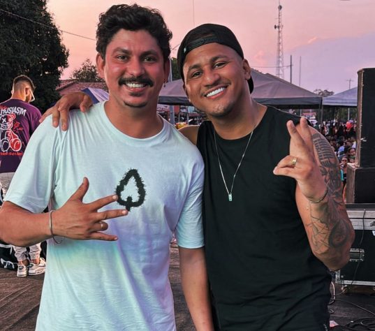 Dupla sertaneja Felipe e Matheus viralizou em 2024 ao fazer show sem plateia