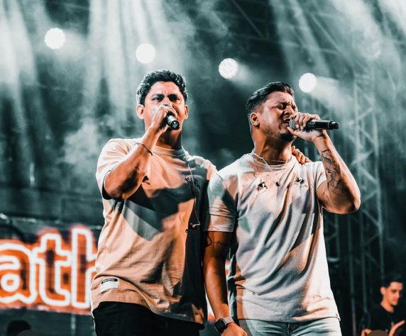Dupla sertaneja Felipe e Matheus viralizou em 2024 ao fazer show sem plateia