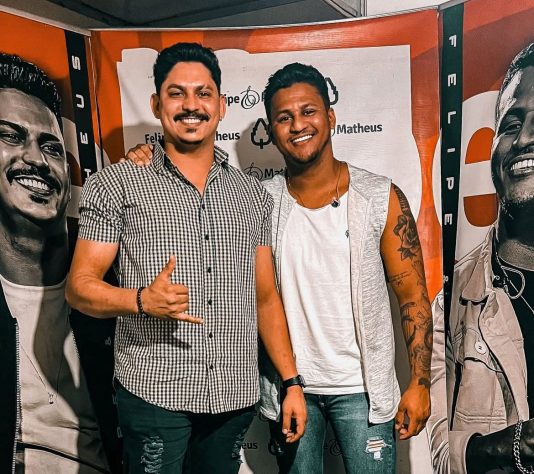 Dupla sertaneja Felipe e Matheus viralizou em 2024 ao fazer show sem plateia