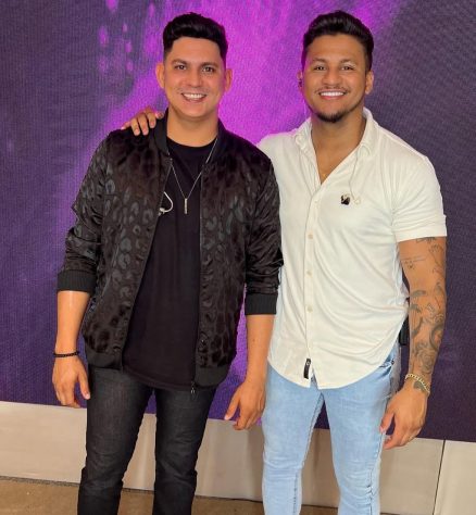 Dupla sertaneja Felipe e Matheus viralizou em 2024 ao fazer show sem plateia