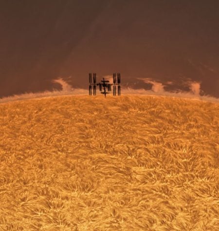 Fotógrafo captura registro impressionante de estação espacial com erupção solar ao fundo