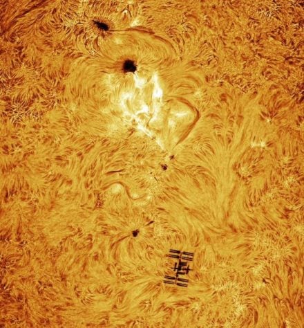 Fotógrafo captura registro impressionante de estação espacial com erupção solar ao fundo