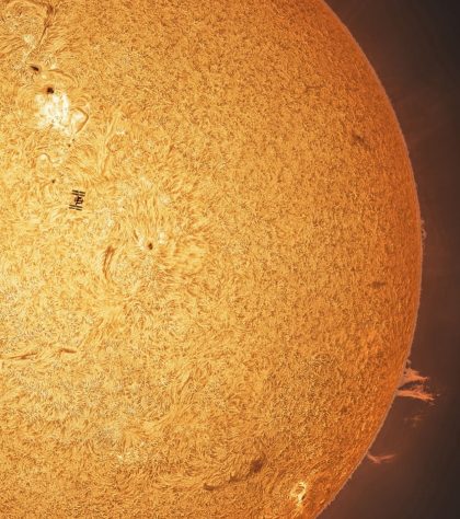 Fotógrafo captura registro impressionante de estação espacial com erupção solar ao fundo