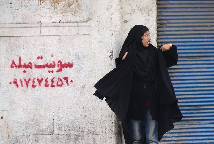 Chador: É uma peça de roupa grande, geralmente preta, que cobre a mulher da cabeça aos pés, como uma capa. Porém, o rosto e as mãos ficam descobertos. 