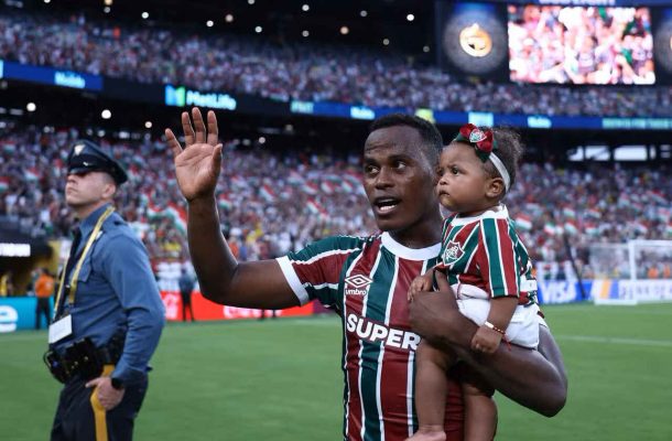 Amuleto da sorte! Aos 9 meses, filha de Árias vai a todos os jogos do Fluminense no Mundial