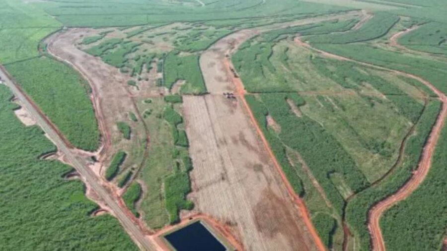 Diante disso, a pista da construção poderá ter até 2.500 metros de extensão por 45 metros de largura. Isso significa que será maior que a do Aeroporto de Congonhas, na capital paulista, que possui 1.940 metros de extensão por 45 metros de largura.