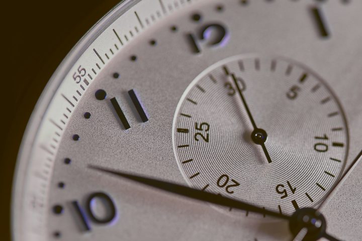 Apesar de adotar o calendário gregoriano em transações internacionais, o país usa exclusivamente o seu sistema no cotidiano, incluindo escolas e documentos oficiais.