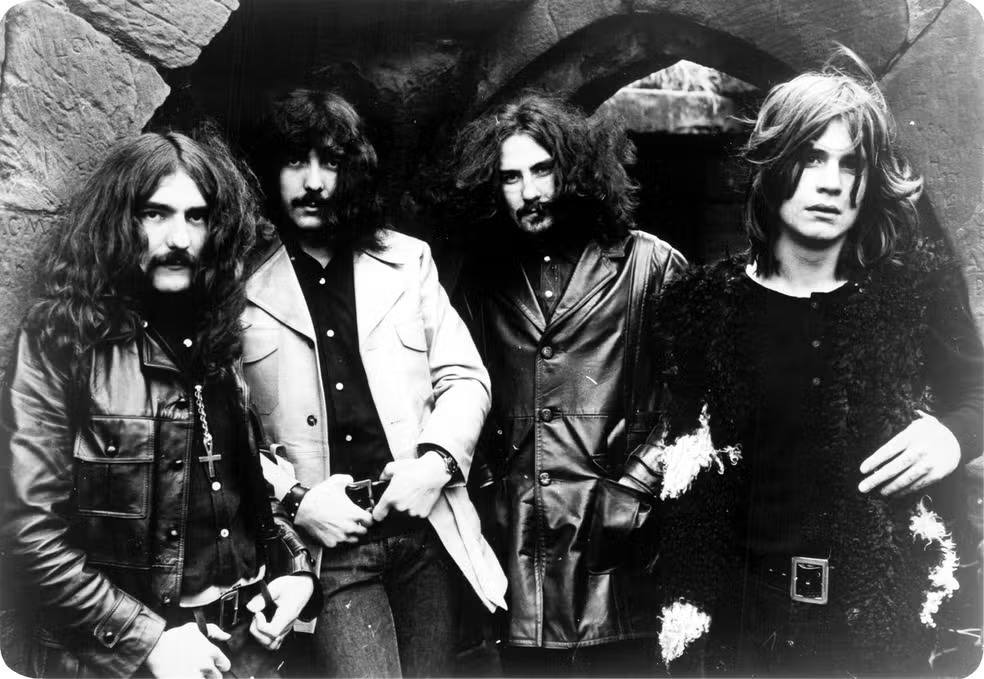 Ozzy criou o Black Sabbath e transformou a banda num dos pilares do heavy metal nas décadas de 1970 e 1980. Após deixar o grupo em 1979, construiu uma carreira solo que também teve hits como "Crazy Train" e "No More Tears".-divulgação