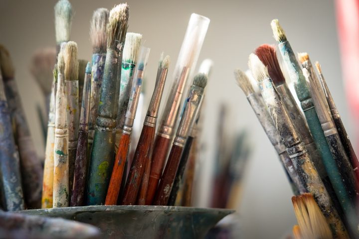 Tradicionalmente, a técnica conhecida como "afresco" — na qual a tinta é aplicada sobre uma camada de argamassa úmida — é notadamente famosa pelo poder de fixação.