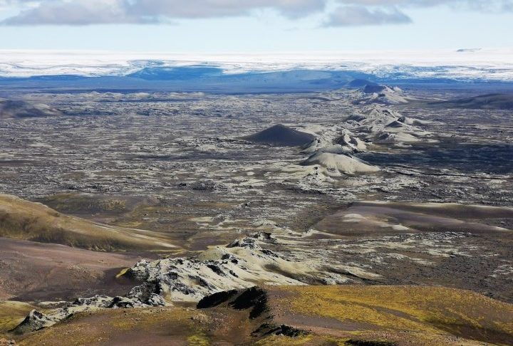 Quando dois continentes colidem, o fundo oceânico entre eles é pressionado para o interior da Terra, elevando cadeias montanhosas e criando áreas rebaixadas.