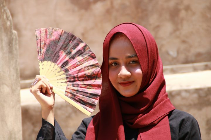 Al-Amira e Shayla: São variações mais simples do hijab. O Al-Amira é uma combinação de touca e lenço, fácil de vestir. 