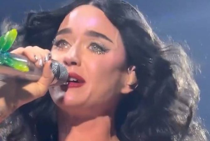 Katy Perry chora durante show dias após separação do ator Orlando Bloom