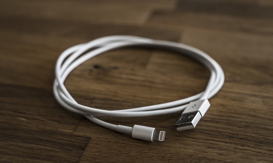 Existem alguns dispositivos de proteÃ§Ã£o acoplÃ¡veis em cabos USB conhecidos como â??USB condomsâ?. Eles buscam desabilitar o pino de dados no cabo do carregador, algo que limita o acesso ao aparelho.