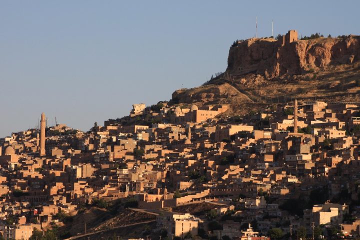 Além disso, a região da Mesopotâmia, próxima ao sudeste da Turquia e oeste do Irã, é conhecida como o berço da civilização, onde surgiram os sumérios, acadianos, babilônios e assírios.