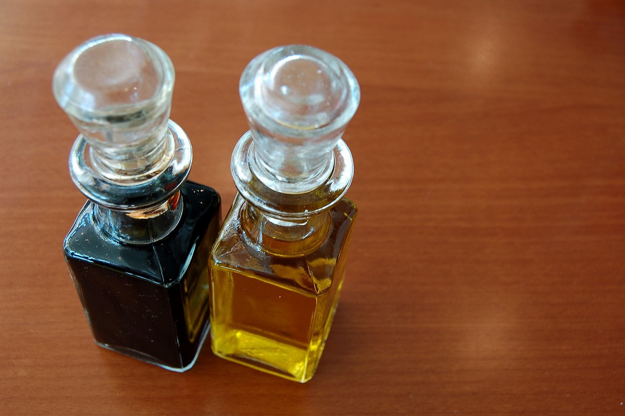 Na fermentação caseira, como na produção de pães de fermentação natural ou conservas, o vinagre pode ajudar a acidificar o meio e inibir bactérias indesejadas.
