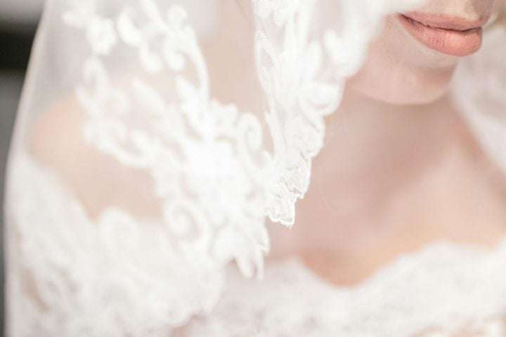 Inconformado, o marido decidiu investigar e descobriu a verdade chocante: seu parceiro era um golpista que se passava por mulher desde 2020 com o intuito de roubar seus bens.