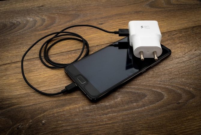Juice Jacking: entenda os riscos de carregar o celular em USB públicas
