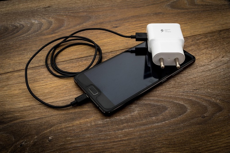 Juice Jacking: saiba os riscos de carregar o celular em USB públicas