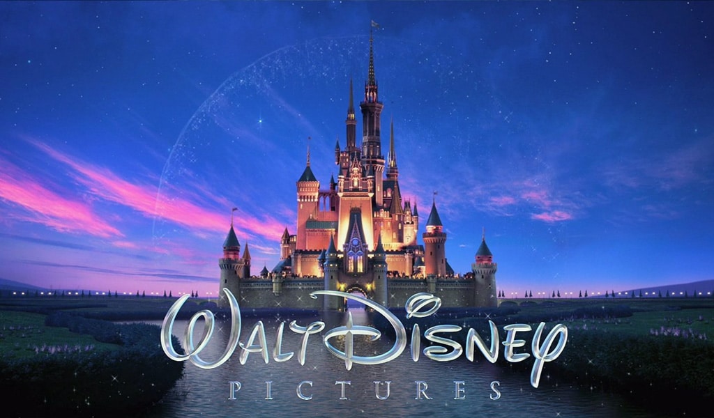 Serão mais de 30 artistas em cena, com cenários e figurinos temáticos. E, além do espetáculo principal, haverá experiências externas e gratuitas, com espaços interativos e cenográficos inspirados no mundo mágico da Disney.
