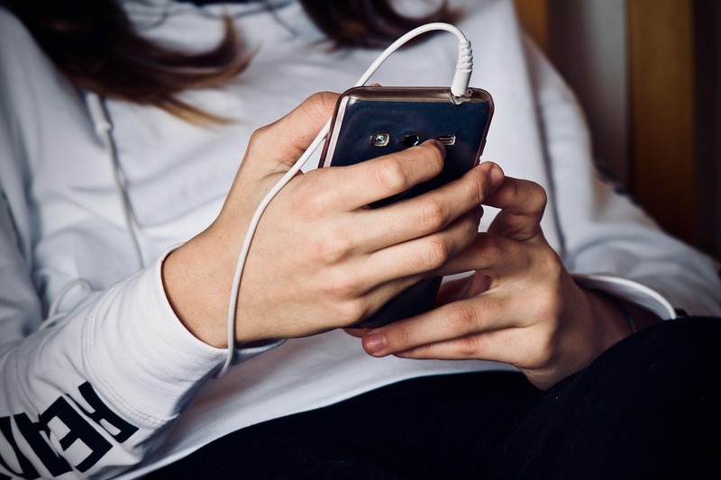 Esses aparelhos mudaram a rotina das pessoas, tanto no lazer quanto no trabalho. Isso porque tem o poder de facilitar o acesso à informação e a criação de um networking, para manter a rede de contatos sempre ativa. 