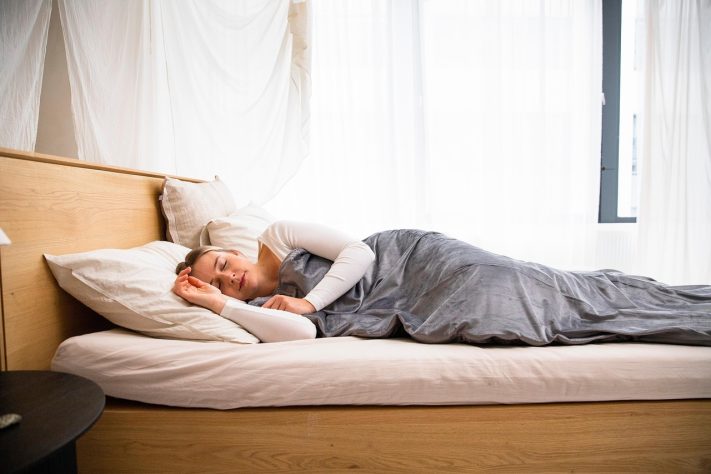 Mulher deitada em cama