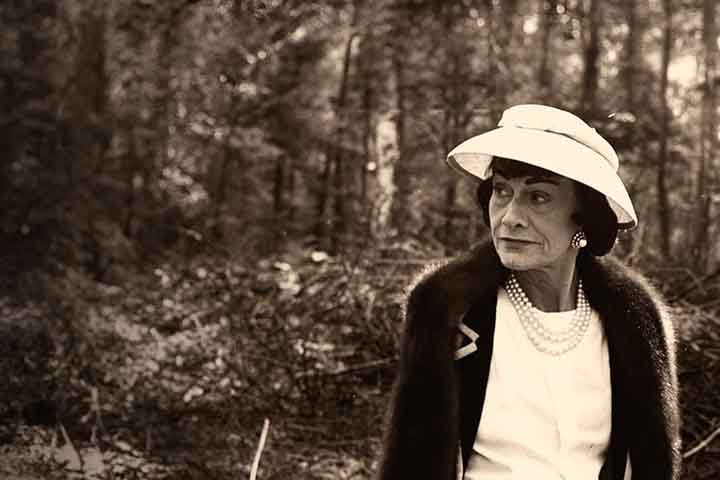 Sua trajetória moldou a revolução estética e cultural que ela acabaria por provocar no vestuário feminino do século XX com suas criações vanguardistas.
