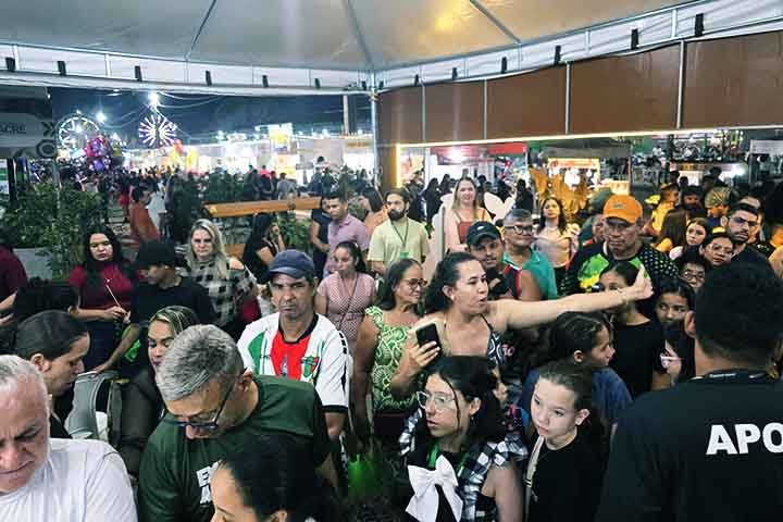 Dessa forma, a escultura, feita inteiramente de chocolate e produzida no Acre, encantou o público durante os nove dias de feira e ganhou destaque ao ser fragmentada e distribuída gratuitamente aos visitantes no dia 3 de agosto.