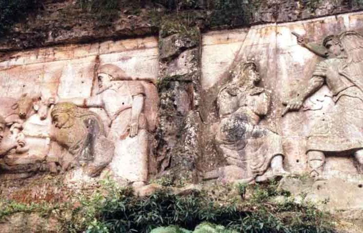 Paredão de esculturas vira atração histórica em município de Santa Catarina