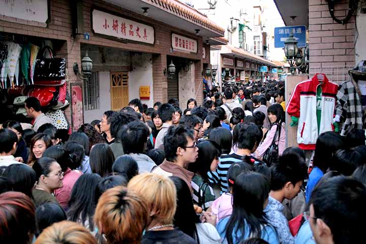 Em 2024, a população da China registrou recuo pelo terceiro ano seguido, com uma redução de aproximadamente 1,39 milhão de pessoas, passando de 1,409 bilhão em 2023 para cerca de 1,408 bilhão no ano seguinte. 