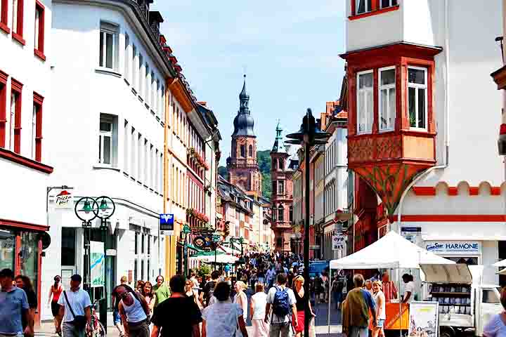 Começou com um antigo núcleo urbano por volta do século XI, que mais tarde se tornou a sede do eleitorado do Palatinado, o que levou à expansão do Castelo de Heidelberg, que remonta a 1225.