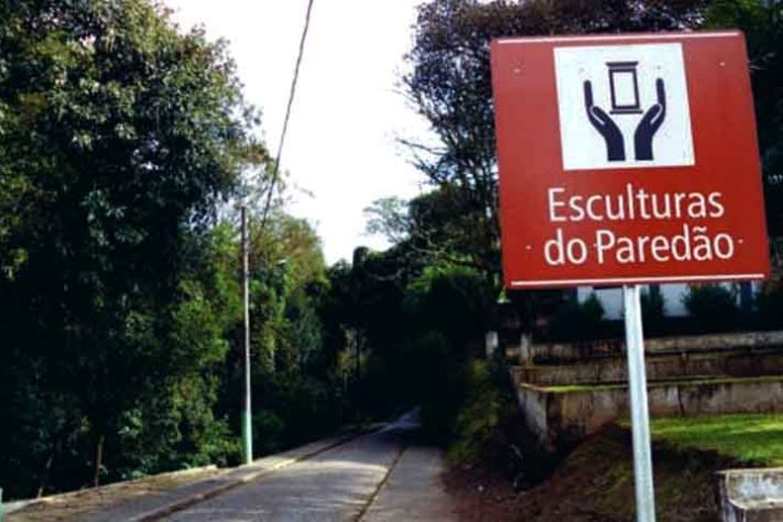 Rua que dá acesso ao Paredão - Paredão de Esculturas de Orleans une arte e fé em rochas às margens do Rio Tubarão - Reprodução do Livro, Esculturas do Paredão