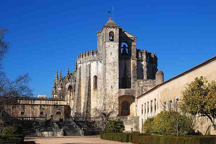 A cidade, cheia de ruas charmosas e jardins, tem forte ligação com a Ordem dos Templários. É um destino popular para quem deseja conhecer a história medieval de Portugal.
