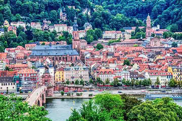 Assim, o castelo foi a residência dos príncipes eleitores, mas foi destruído pelos franceses e está agora parcialmente em ruínas. 