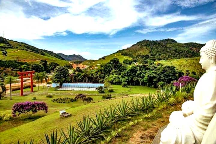 Com práticas meditativas e retiros, o cenário oferece oportunidades para fotografias e momentos de introspecção. O foco maior é ao fim da tarde, quando a paisagem se transforma sob a luz do pôr do sol. 