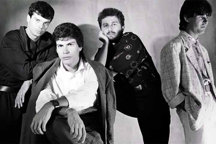 <p>Nos anos 1980, retornou ao Brasil e fundou a banda Aura com o tecladista Luiz Schiavon. Apesar de nÃ£o alcanÃ§ar grande sucesso, essa parceria foi fundamental para a formaÃ§Ã£o do RPM, grupo que foi um dos principais do rock brasileiro.</p>
