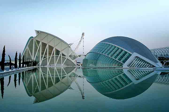 <p>Valência (Espanha) — Encanta porque une o futurismo da Cidade das Artes e das Ciências, projetada por Santiago Calatrava, com o charme da Cidade Velha, onde praças e igrejas medievais revelam séculos de história. Assim, o visitante transita entre inovação e tradição sem perder a essência mediterrânea.</p>
