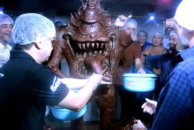 Estátua de chocolate do Mapinguari é quebrada e distribuída na Expoacre
