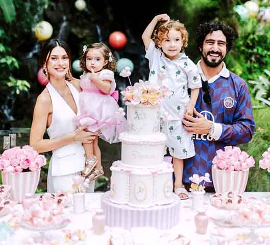 Renato Góes é casado com a atriz Thaila Ayala desde 2019. O casal tem dois filhos: Francisco, nascido em 2021, e a caçula Tereza, que nasceu em 2023.
