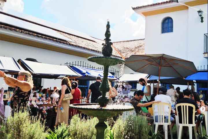 O Sítio Tangará é um dos diferenciais da Feira da Serra, visto que é rodeado pela natureza e próximo à rodovia Teresópolis-Friburgo. O local já foi residência do ex-presidente Eurico Gaspar Dutra. 