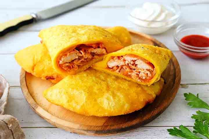 Na Colômbia e na Venezuela, as empanadas geralmente são fritas e feitas com massa de milho, conferindo textura crocante e sabor característico. Recheios populares incluem carne desfiada, queijo e frango.