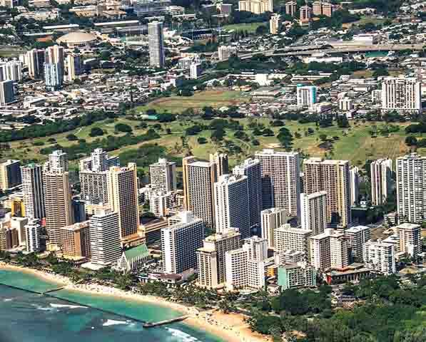 Assim, transformou-se numa capital moderna, com a construção de edifícios como a Catedral de Santo André, o Palácio 'Iolani e Ali?i?lani Hale. Ela também virou o centro do comércio nas ilhas, com a fixação de grandes empresas.